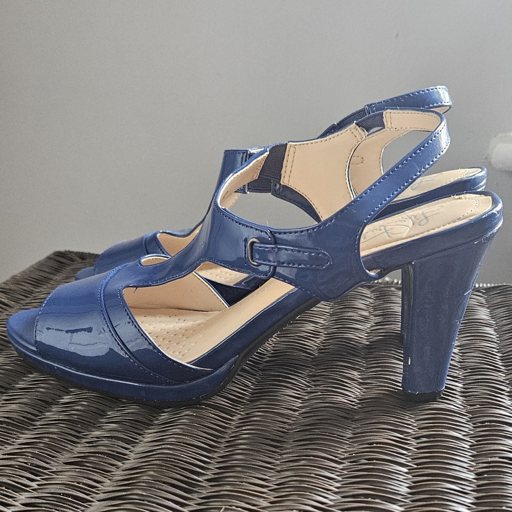 Life Stride 7 Wide T-Strap Peep Toe Blue Heels